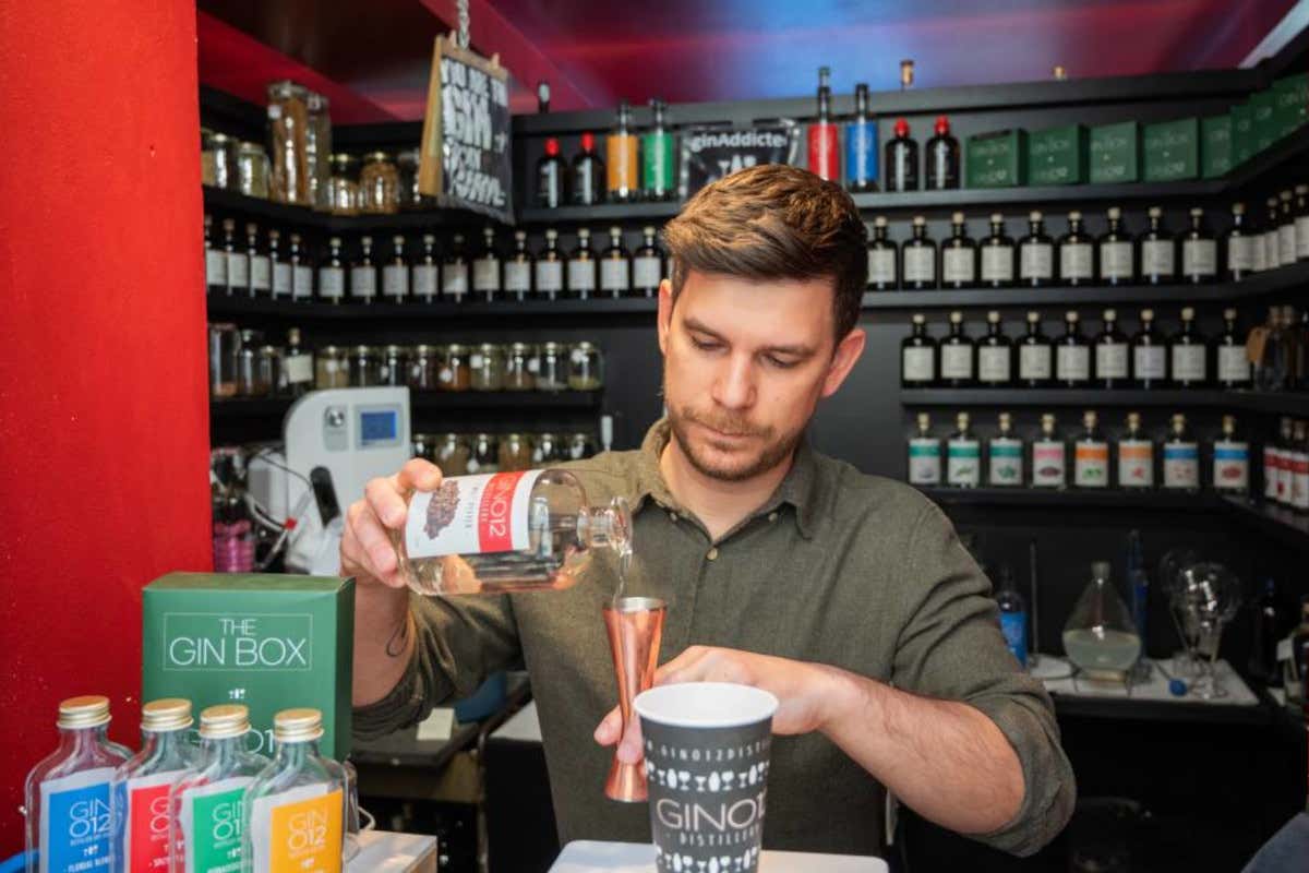 A Milano, da “GinO12, distillery”, puoi creare il tuo gin personalizzato