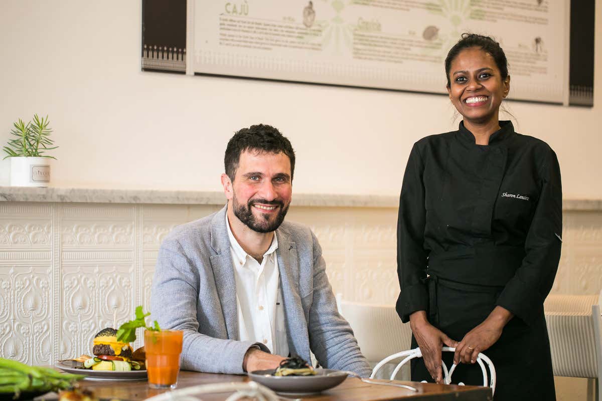 Dario Asara e Sharon Landersz (foto: Alberto Blasetti) Da “Ginger” gusto e salute nel piatto, ma con un tocco esotico Dario Asara e Sharon Landersz (foto: Alberto Blasetti) Da “Ginger” gusto e salute nel piatto, ma con un tocco esotico