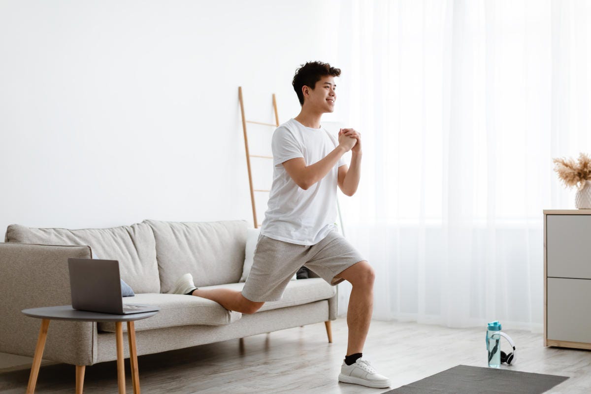 Anche sul divano si può fare ginnastica Restare in forma mentre si guarda la tv? La “ginnastica da divano” è la risposta