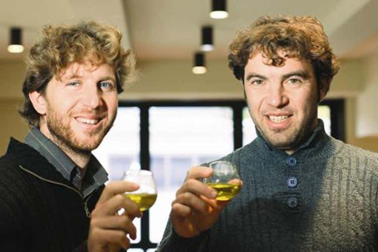 Gionni e Paolo Pruneti - Bottiglie monodose al ristoranteAnche l'EVO aiuta la sicurezza Gionni e Paolo Pruneti - Bottiglie monodose al ristoranteAnche l'EVO aiuta la sicurezza