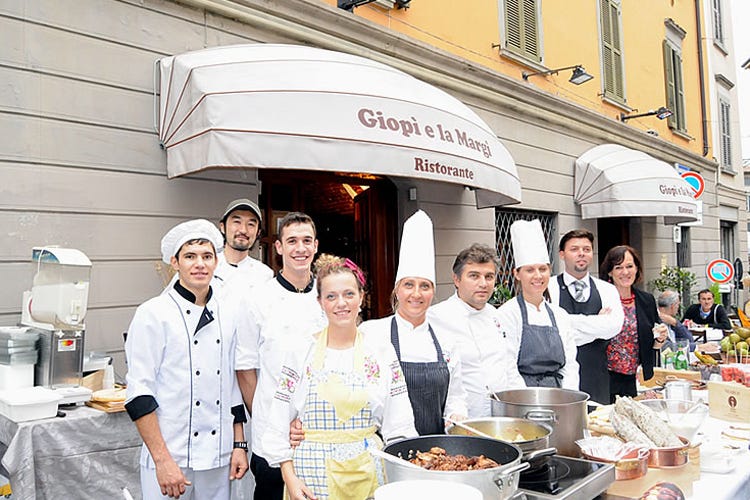 Lo staff del ristorante al completo (Bergamo, Ol Giopì e la Margì premiato come locale storico)