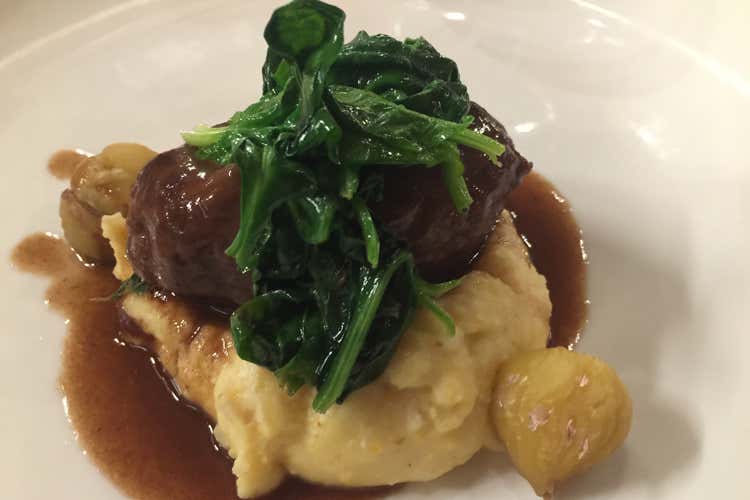 Guancetto di vitello in lenta cottura e polenta di mais antico (Bergamo, Ol Giop&igrave; e la Marg&igrave; premiato come locale storico)