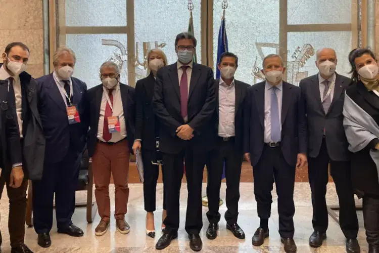 l'incontro del ministro Giancarlo Giorgietti, al centro, con la delegazione Fipe [Giorgietti: a maggio locali aperti] Fipe ottiene l'impegno del Governo