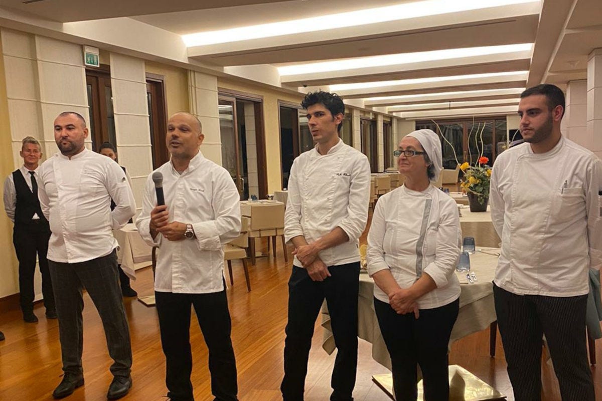 Al centro lo chef Giorgio Bardi Il cuoco Giorgio Bardi, un fuoriclasse nella cucina delllo Smy Carlos V Hotel