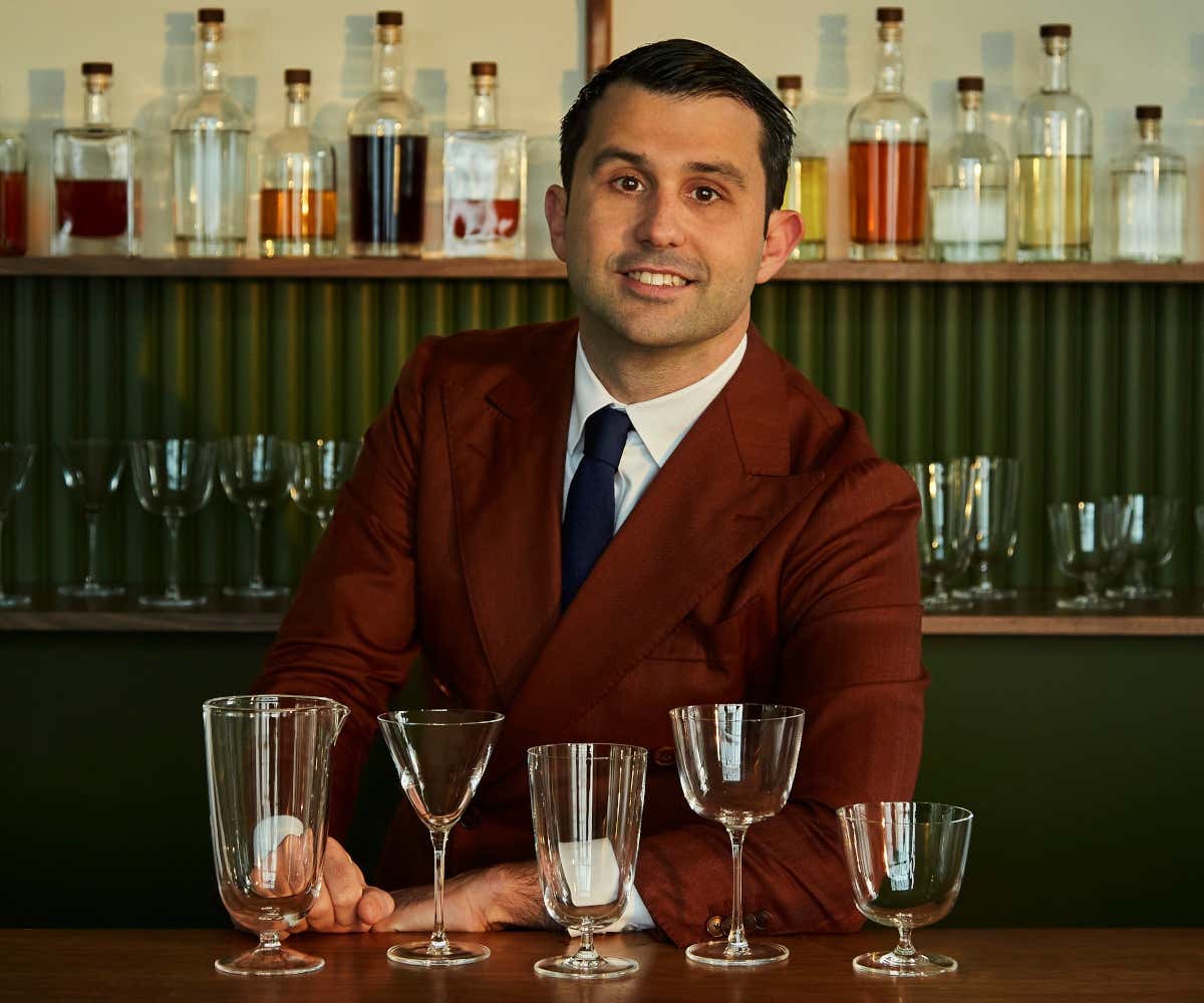 Giorgio Bargiani dietro il bancone del Connaught Bar