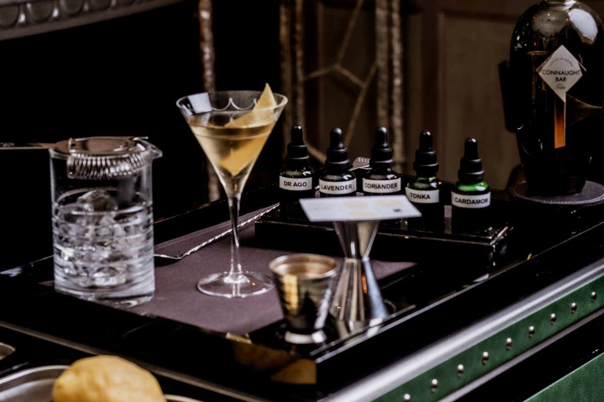Il Martini Trolley della Connaught Bar: il cocktail viene creato direttamente al tavolo del cliente