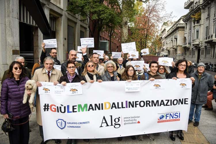 (Giornalisti in piazza contro il M5S Giù le mani dall’informazione) (Giornalisti in piazza contro il M5S Giù le mani dall’informazione)