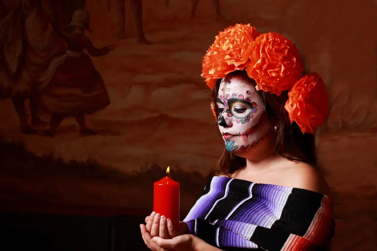 In Messico si celebra il Giorno dei morti: la parata tra scheletri e maschere colorate