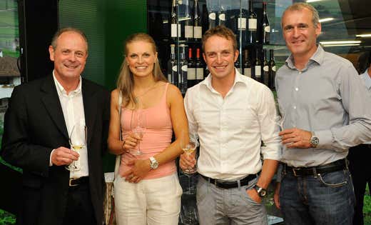 da sinistra: Leo Tiefenthaler, presidente Cantina Tramin; Manuela Mölgg e Manfred Mölgg, sciatori Coppa del mondo; Willi Stürz, tecnico Cantina Tramin da sinistra: Leo Tiefenthaler, presidente Cantina Tramin; Manuela Mölgg e Manfred Mölgg, sciatori Coppa del mondo; Willi Stürz, tecnico Cantina Tramin