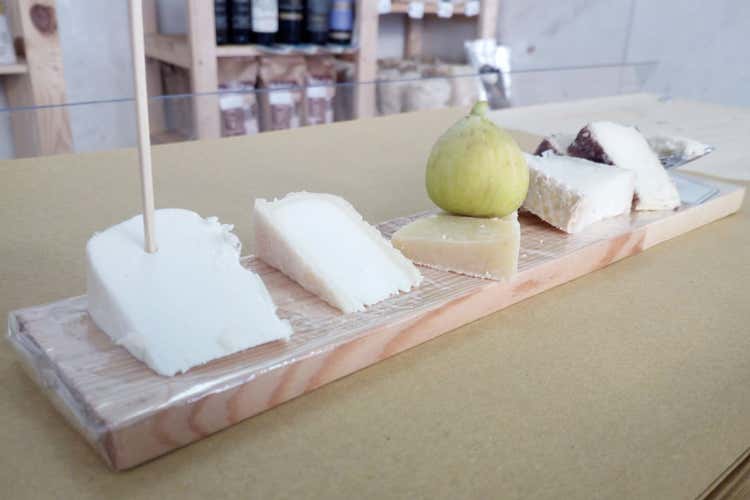 La verticale dei formaggi in degustazione (Giovani affinatori di tome La favola di Barbara e Lorenzo)