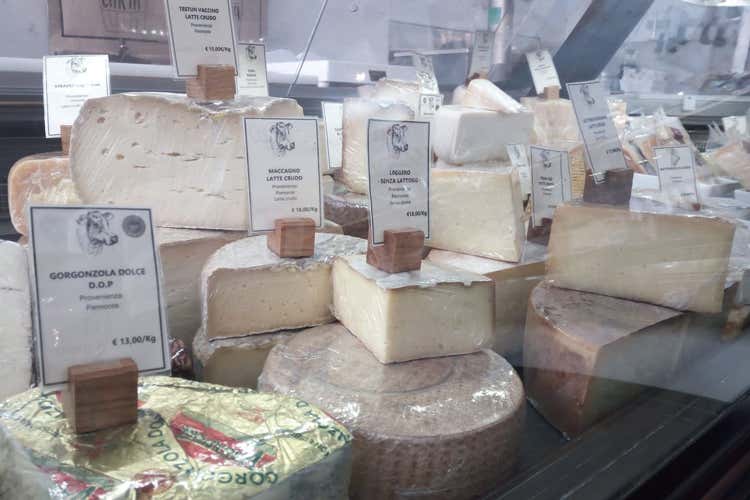 La selezione di formaggi affinati da Borgo Affinatori (Giovani affinatori di tome La favola di Barbara e Lorenzo)
