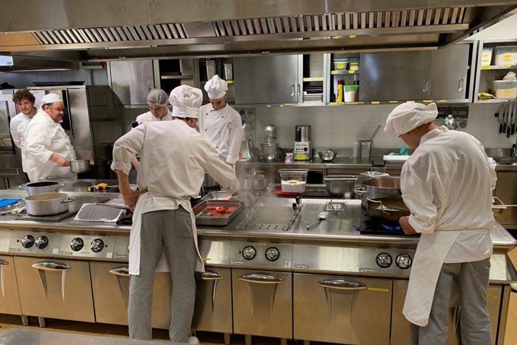 Giovani cuochi all'opera in cucina (Giovani cuochi in Cina La nazionale Fic è pronta)