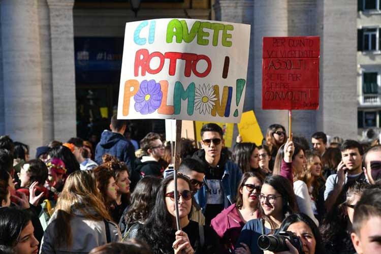 Fermi tutti, parlano i giovani 
Nelle piazze italiane per tutelare la Terra