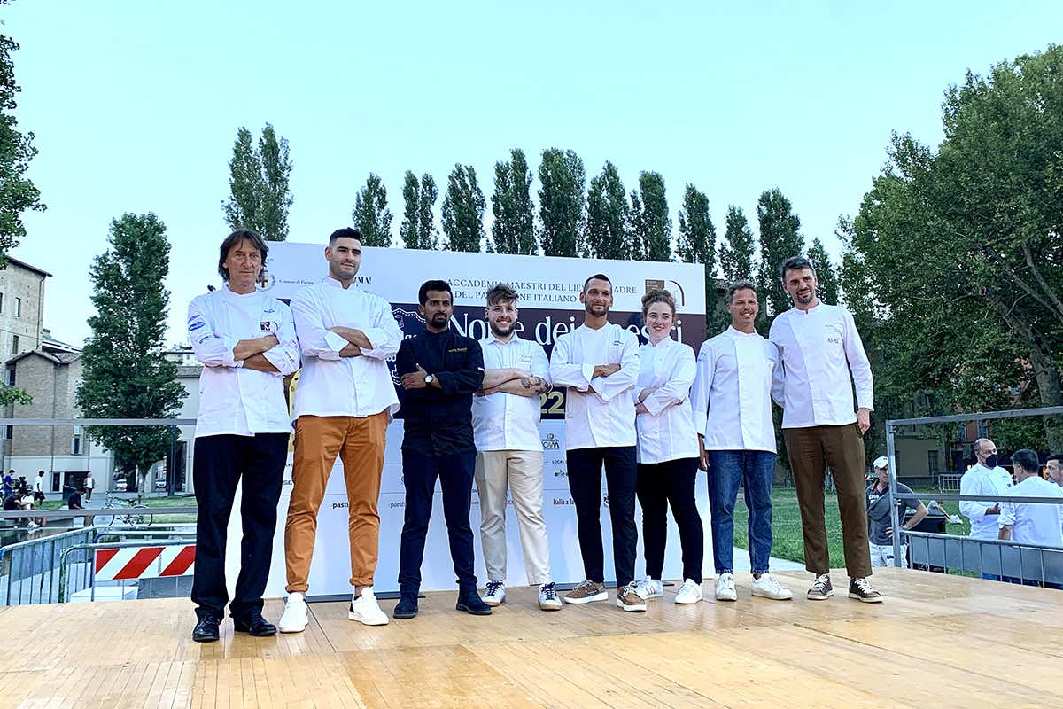 I giovani talenti premiati, fra Claudio Gatti, a sinistra, e Matteo bBrti Parma celebra la Notte dei Maestri del Lievito Madre