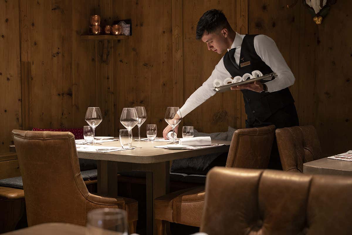 Alcuni giovani hanno ancora voglia e capacità Negli hotel manca personale. I direttori: Colpa di tutti, bisogna fare rete Alcuni giovani hanno ancora voglia e capacità Negli hotel manca personale. I direttori: Colpa di tutti, bisogna fare rete