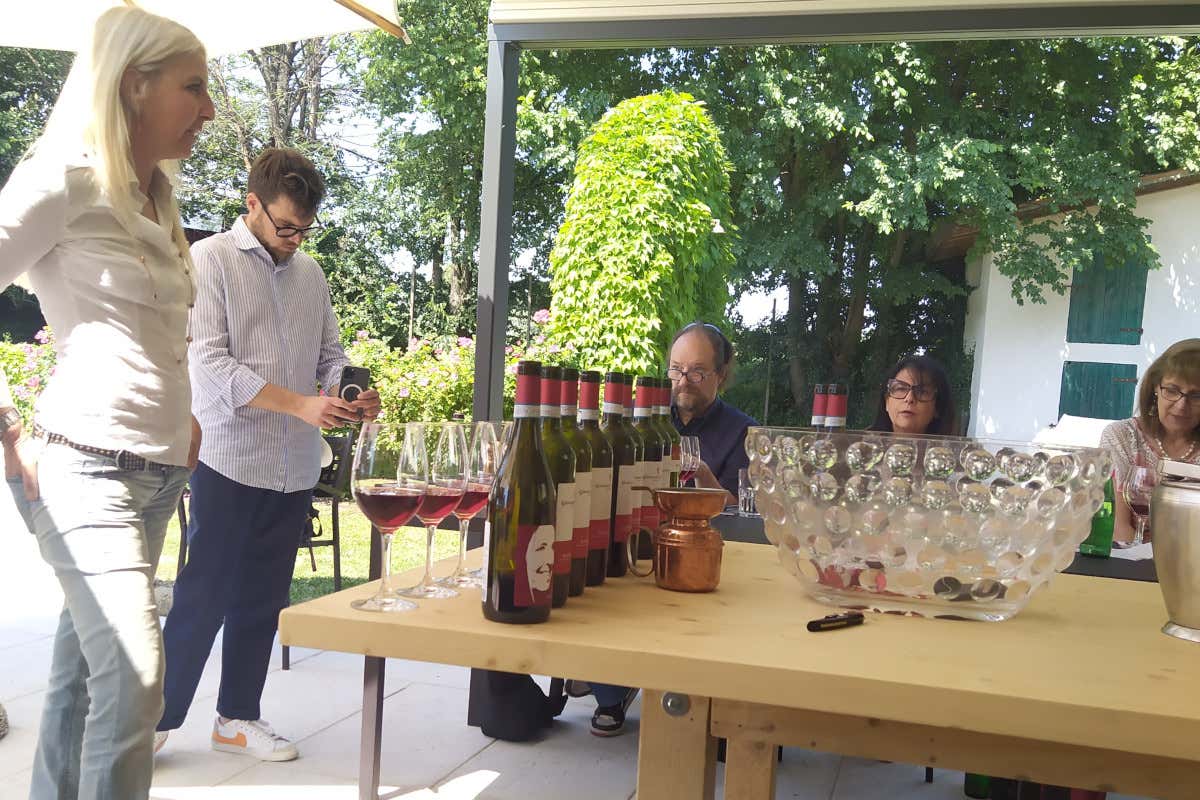 Giovanna Tantini, a sinistra, durante la degustazione Un Bardolino che non lascia spazio a fraintendimenti: è quello di Giovanna Tantini