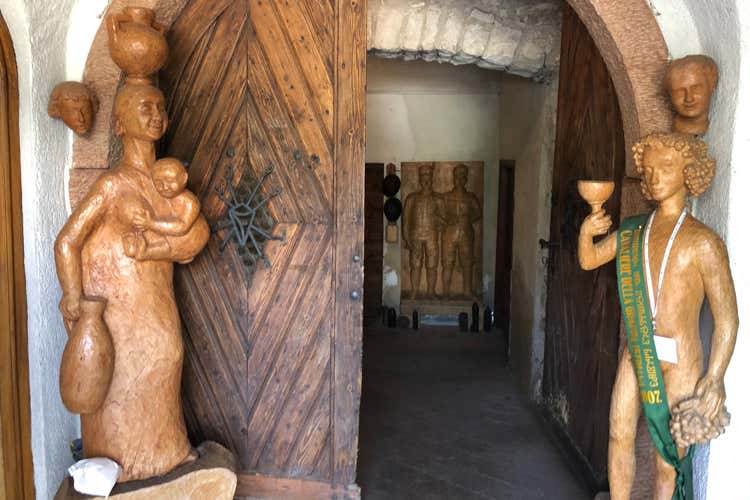 L'ingresso della Cantina Pisoni (Giri di vite Pisoni, fra tradizione e innovazione)