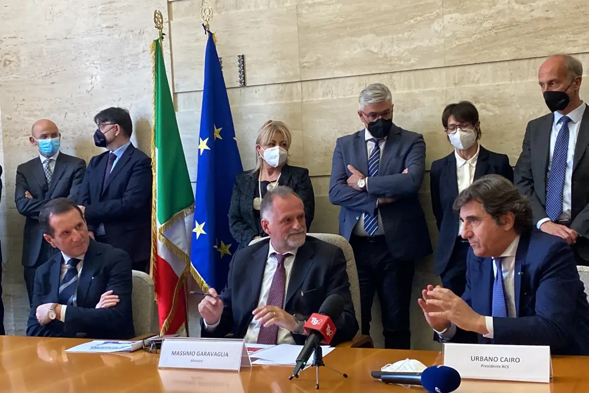 Massimo Garavaglia, al centro, Urbano Cairo, a destra Il Giro d&rsquo;Italia traina il turismo con guide, videoricette e cartoline digitali