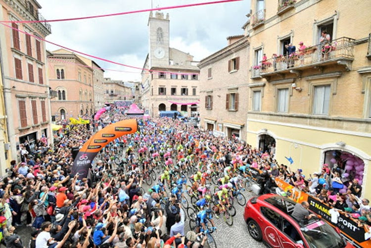Il Giro richiama migliaia di persone nelle località dove passa - Giro d’Italia, rimandata la partenza E ora, tocca alle Olimpiadi?
