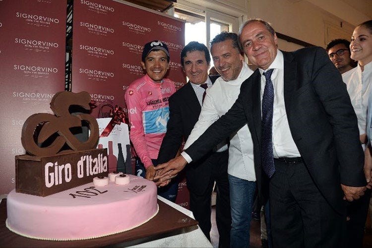Richard Carapaz, Urbano Cairo, Giancarlo Perbellini e Mauro Vegni (Perbellini omaggia il Giro d’Italia Una torta nella chiusura di Verona)
