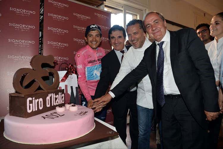 Richard Carapaz, Urbano Cairo, Giancarlo Perbellini e Mauro Vegni (Perbellini omaggia il Giro d&rsquo;Italia Una torta nella chiusura di Verona)