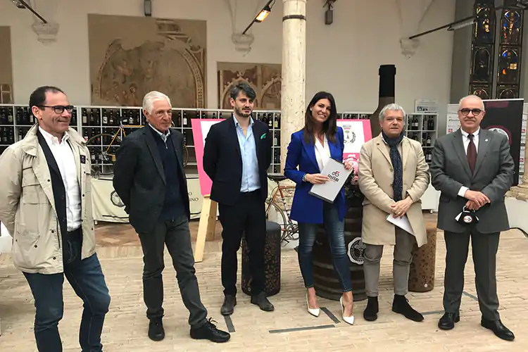Il presidente del Consorzio del vino Brunello di Montalcino Fabrizio Bindocci; l&rsquo;assessore a turismo e Commercio del Comune di Siena Alberto Tirelli;&nbsp; il vicesindaco del Comune di Montalcino Angelo Braconi; Francesco Moser; il commissario tecnico della nazionale italiana Davide Cassani; la giornalista Barbara Pedrotti Il Giro d&rsquo;Italia torna a Siena tra bici, vino e turismo