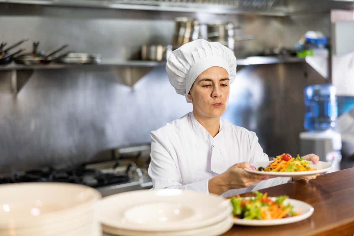 Impiattare il cambiamento: perché le chef donne italiane meritano una storia diversa Impiattare il cambiamento: perché le chef donne italiane meritano una storia diversa