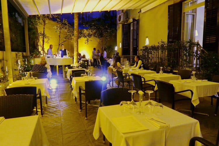 Il patio del ristorante (Giuliano e Ruta, cena a 4 mani all’Acanto di Palermo)