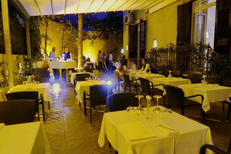 Il patio del ristorante (Giuliano e Ruta, cena a 4 mani all&rsquo;Acanto di Palermo)