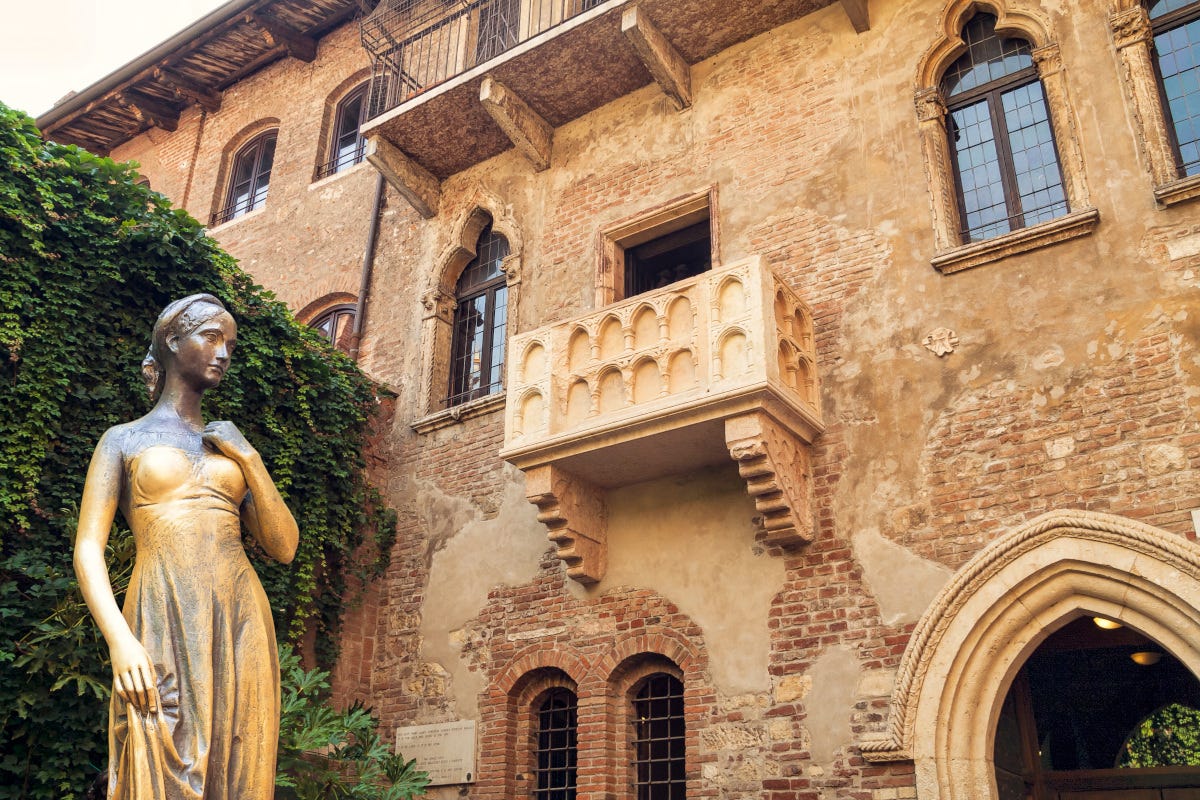 La statua di Giulietta Cortile della Casa di Giulietta verso l'entrata con il biglietto: si pagherà 2 euro?