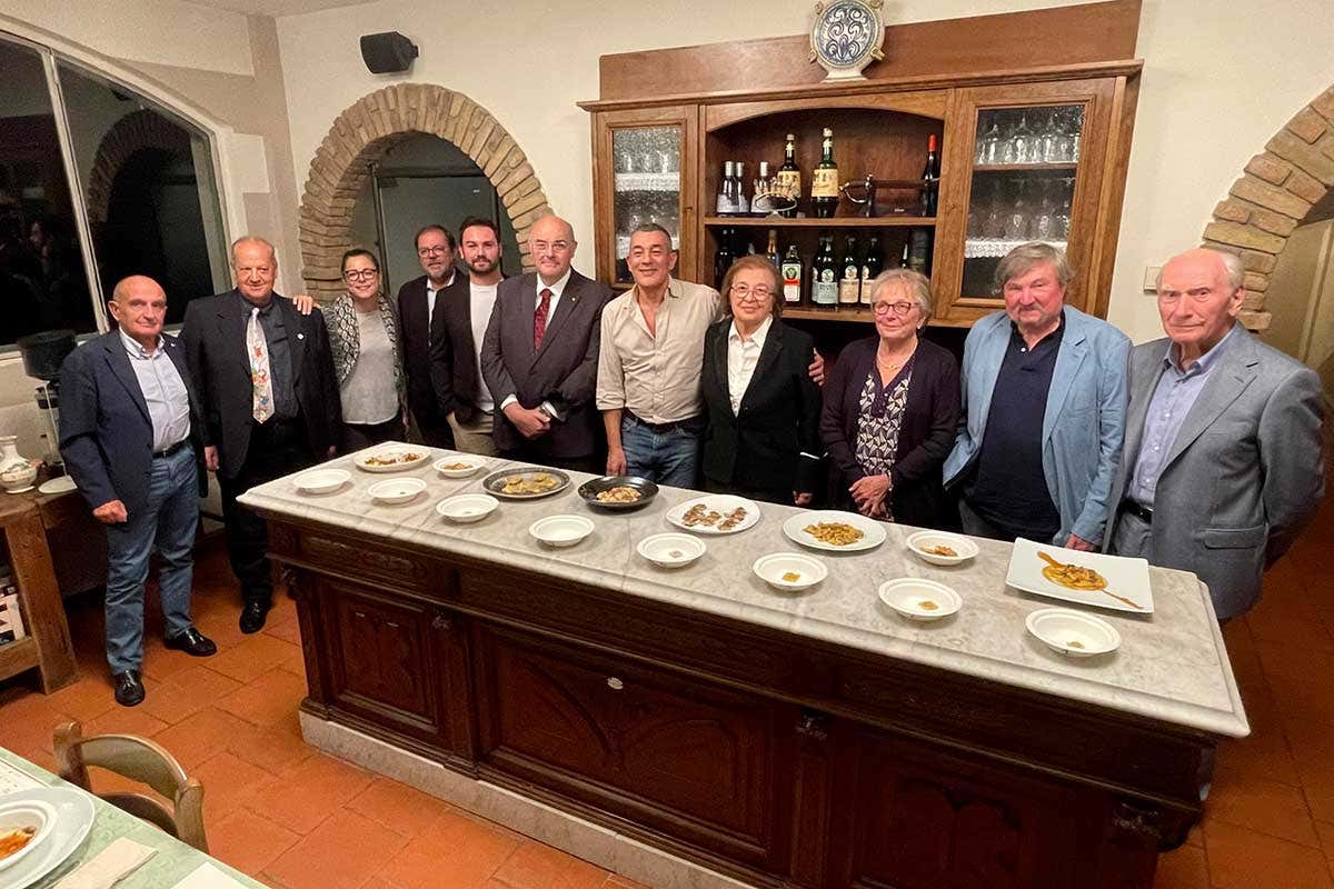 La giuria e i piatti in gara Il Ristorante Corte del Lupo vince la sfida di beneficenza del Palio dell'Agnolotto La giuria e i piatti in gara Il Ristorante Corte del Lupo vince la sfida di beneficenza del Palio dell'Agnolotto