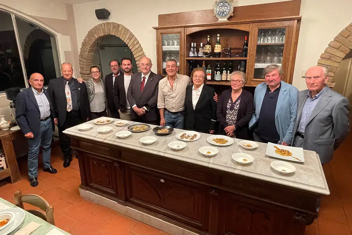 La giuria e i piatti in gara Il Ristorante Corte del Lupo vince la sfida di beneficenza del Palio dell'Agnolotto