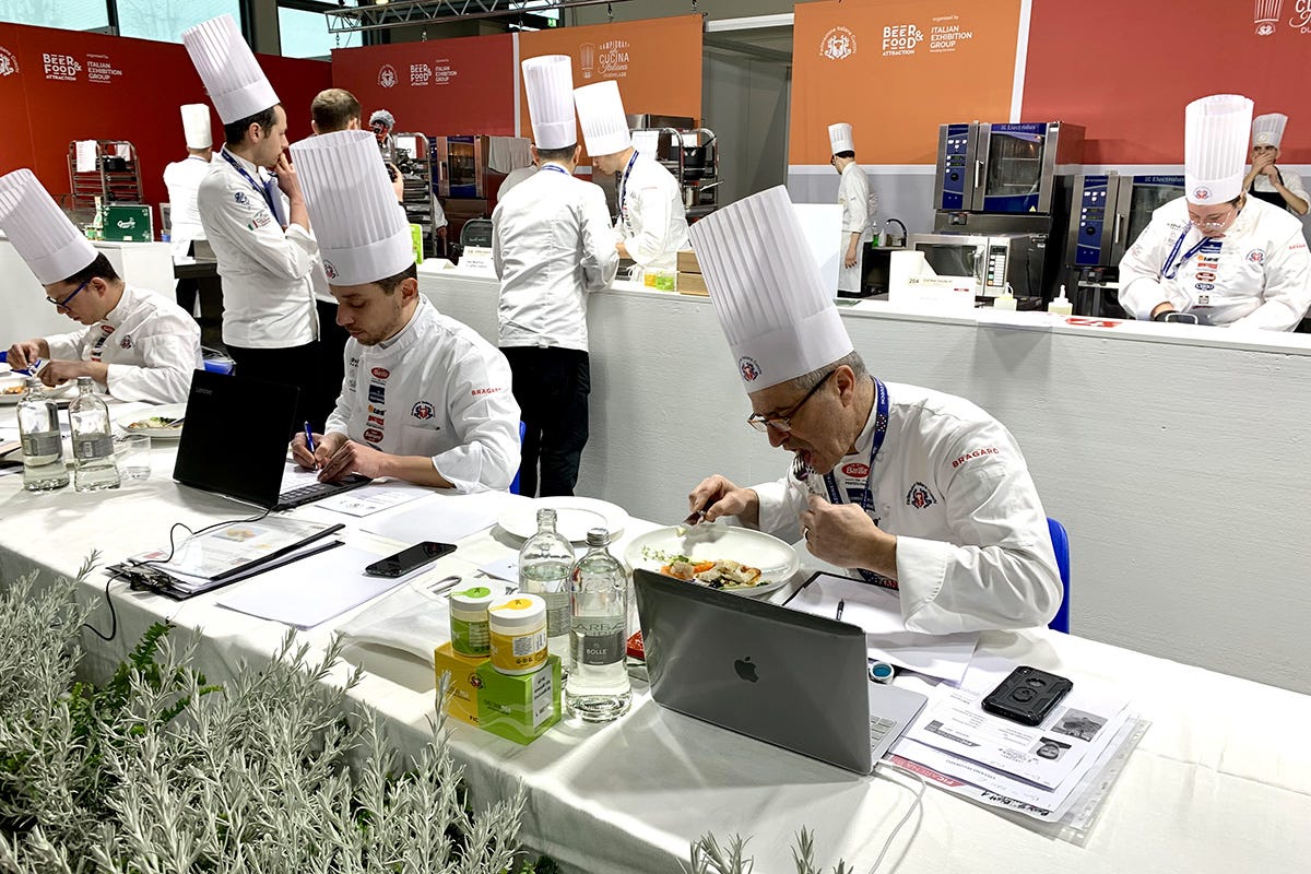 Una giuria al lavoro ATTESA VIDEO E CLASSIFICA - Campionati della Cucina italiana: vincono impegno e passione