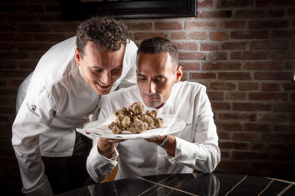 Da destra: Giuseppe D’Errico, executive chef al timone della cucina con il fratello Francesco D’Errico, chef de cuisine 