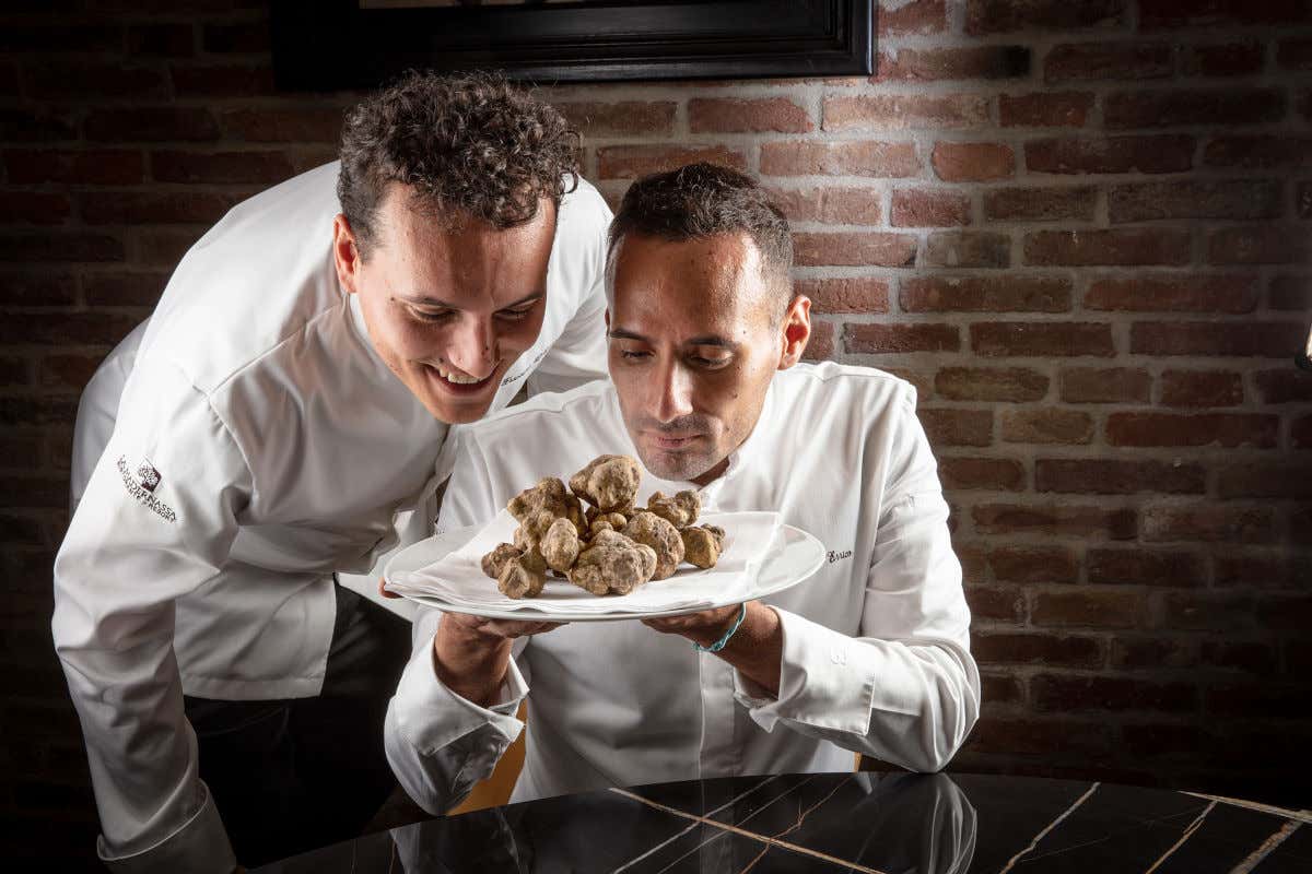 Da destra: Giuseppe D’Errico, executive chef al timone della cucina con il fratello Francesco D’Errico, chef de cuisine 