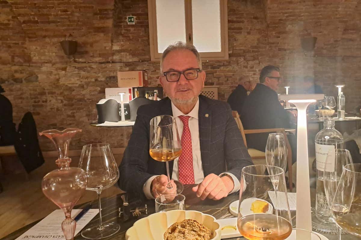 Alle soglie del Vinitaly 2026: il futuro del vino si gioca sul linguaggio e i giovani Alle soglie del Vinitaly 2026: il futuro del vino si gioca sul linguaggio e i giovani