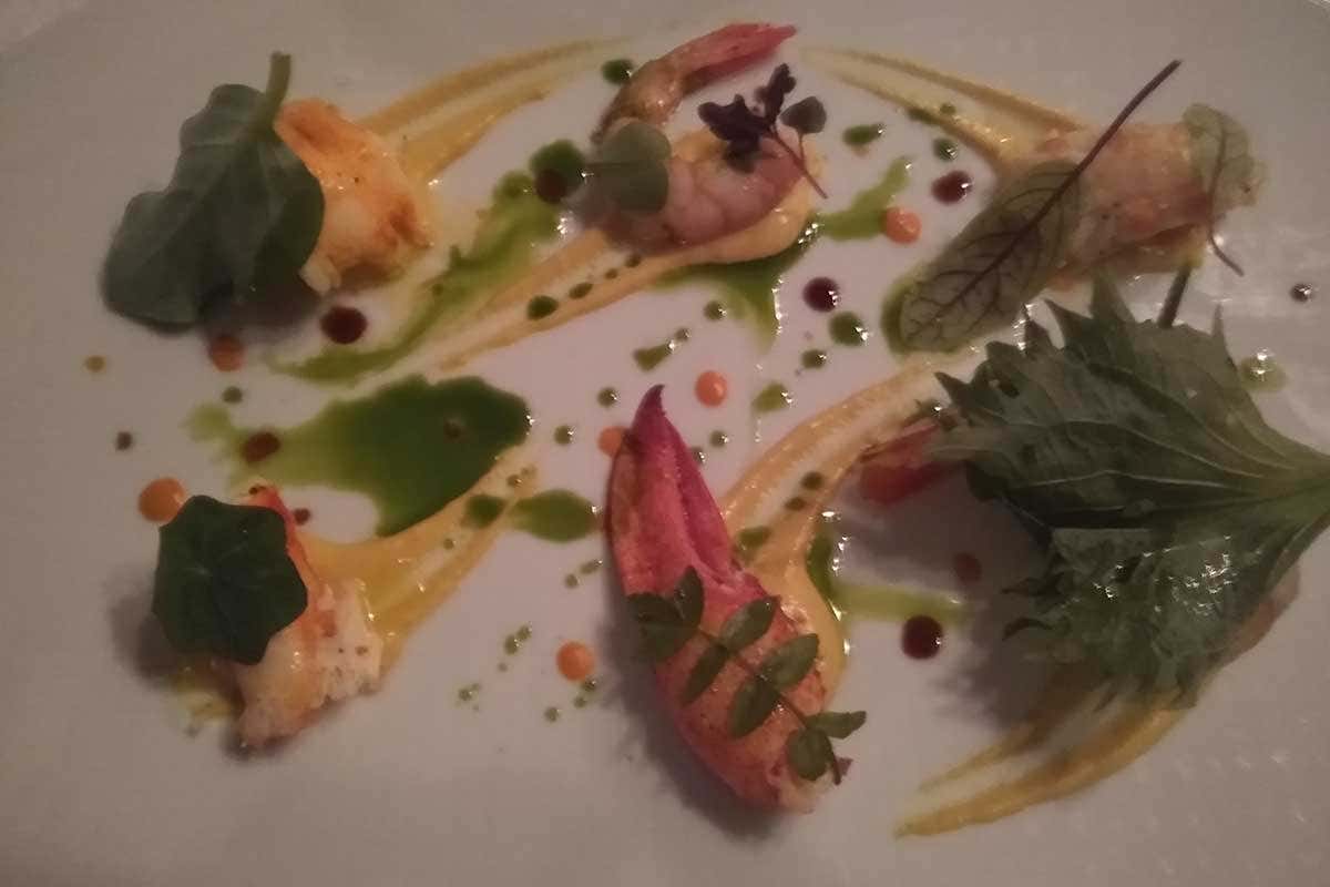 Cocktail di crostacei con piennolo giallo del Vesuvio Cos'è il lusso? La risposta nel menu di Giuseppe Stazione per il ristorante Il Glicine