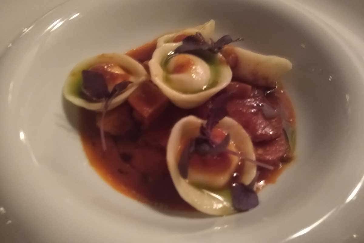 Cappelletti farciti cacio e pepe al ragù napoletano Cos'è il lusso? La risposta nel menu di Giuseppe Stazione per il ristorante Il Glicine