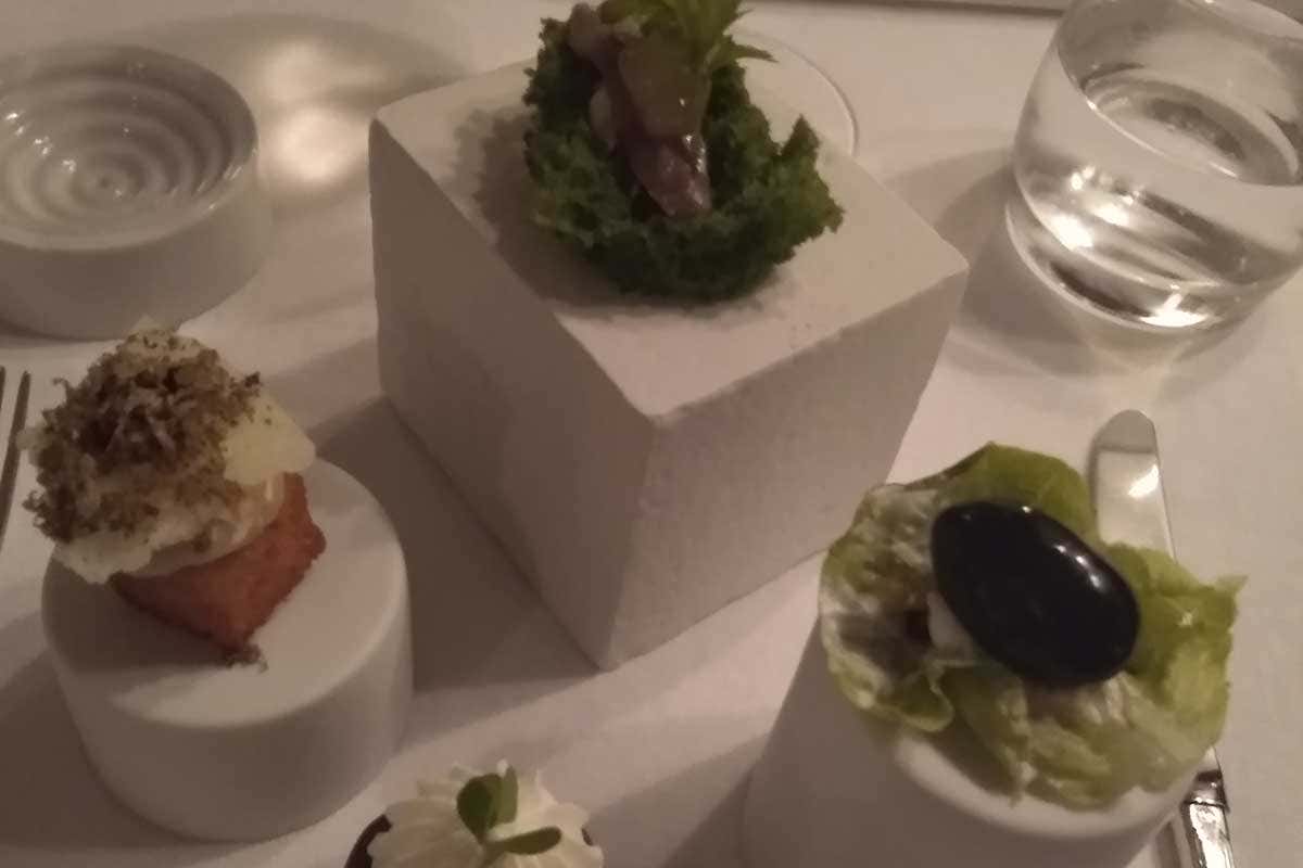 Il benvenuto dalla cucina, un omaggio alla Grecia Cos'è il lusso? La risposta nel menu di Giuseppe Stazione per il ristorante Il Glicine