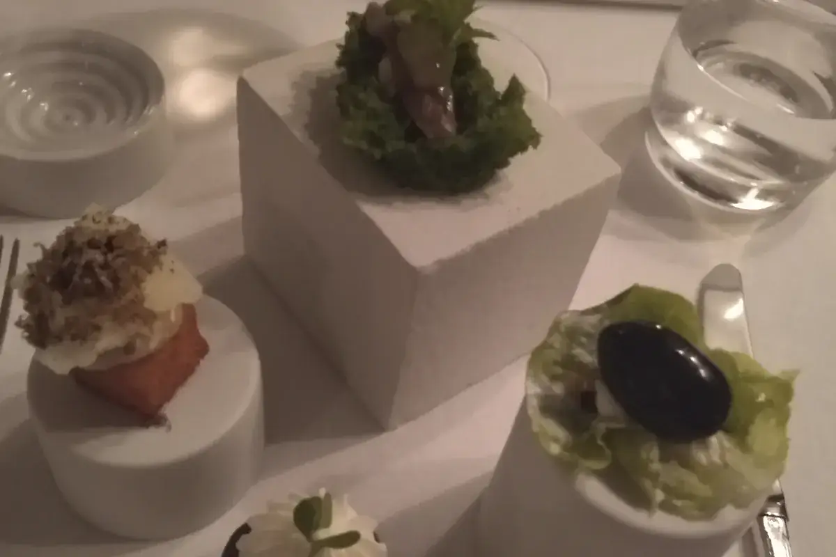 Il benvenuto dalla cucina, un omaggio alla Grecia Cos'è il lusso? La risposta nel menu di Giuseppe Stazione per il ristorante Il Glicine