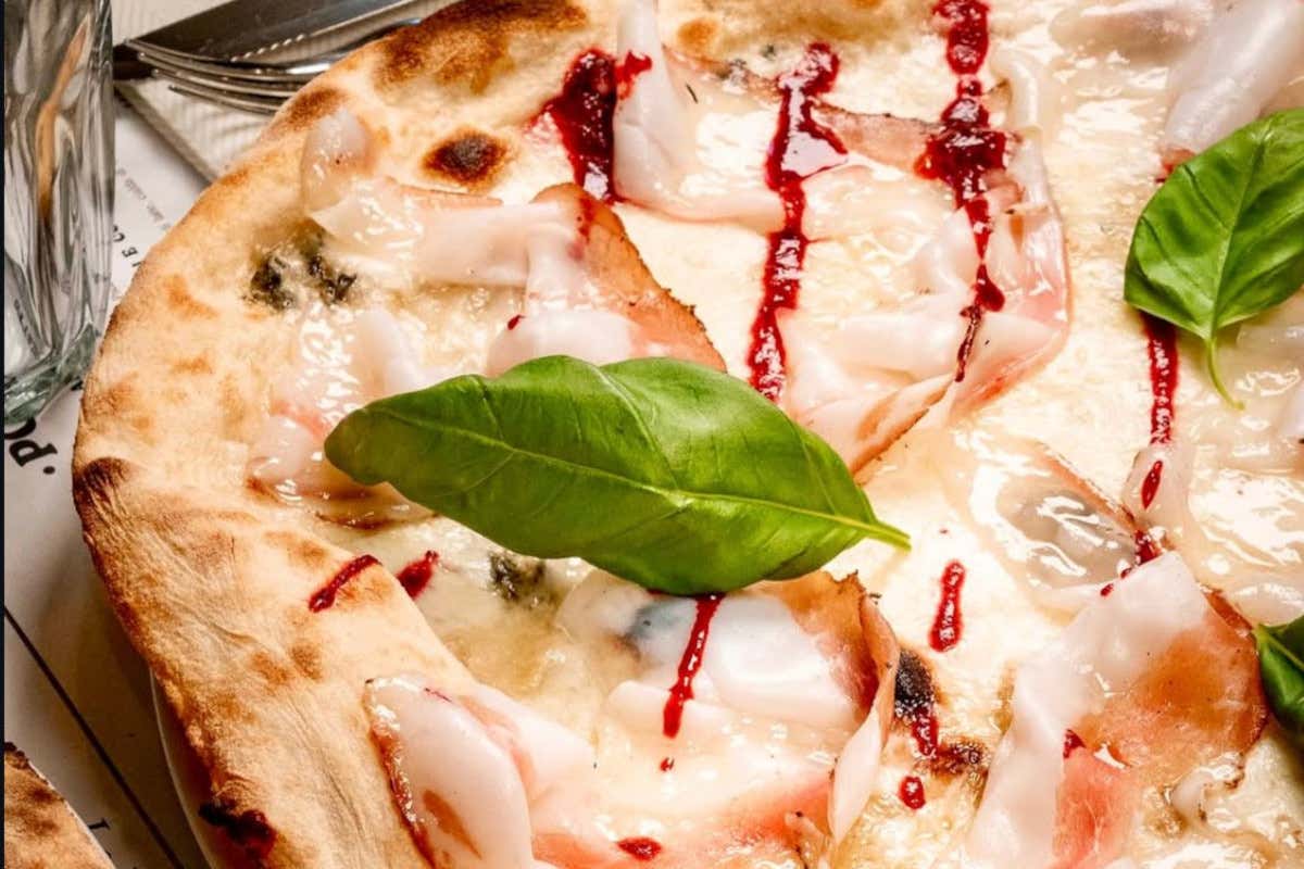 La pizzeria di Milano con atmosfere anni ’80, impasti croccanti e dolci vintage La pizzeria di Milano con atmosfere anni ’80, impasti croccanti e dolci vintage