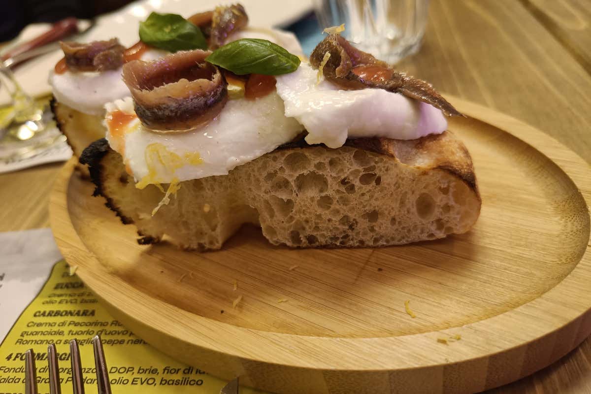 La pizzeria di Milano con atmosfere anni ’80, impasti croccanti e dolci vintage La pizzeria di Milano con atmosfere anni ’80, impasti croccanti e dolci vintage