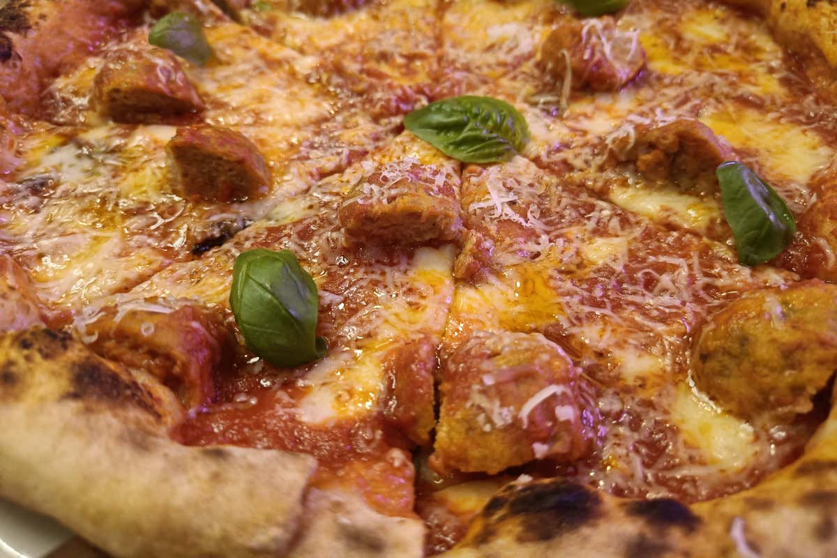 La pizzeria di Milano con atmosfere anni ’80, impasti croccanti e dolci vintage La pizzeria di Milano con atmosfere anni ’80, impasti croccanti e dolci vintage