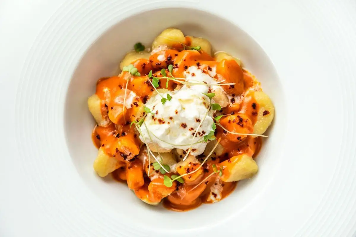 Gnocchi pollo e peperoni Roma, Argot Prati, nuova stagione per il cocktail bar con cucina