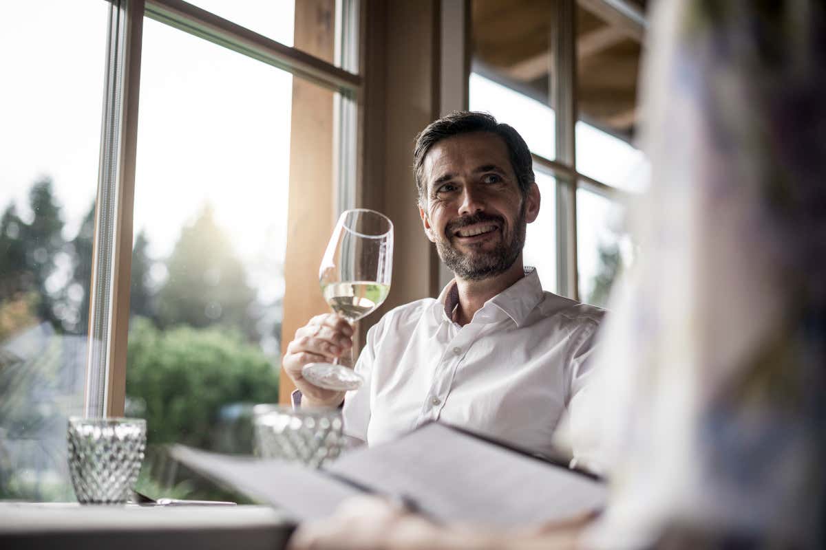 Calice di vino bianco servito all'Hotel Gnollhof Primavera all’hotel Gnollhof per scoprire un’oasi di relax