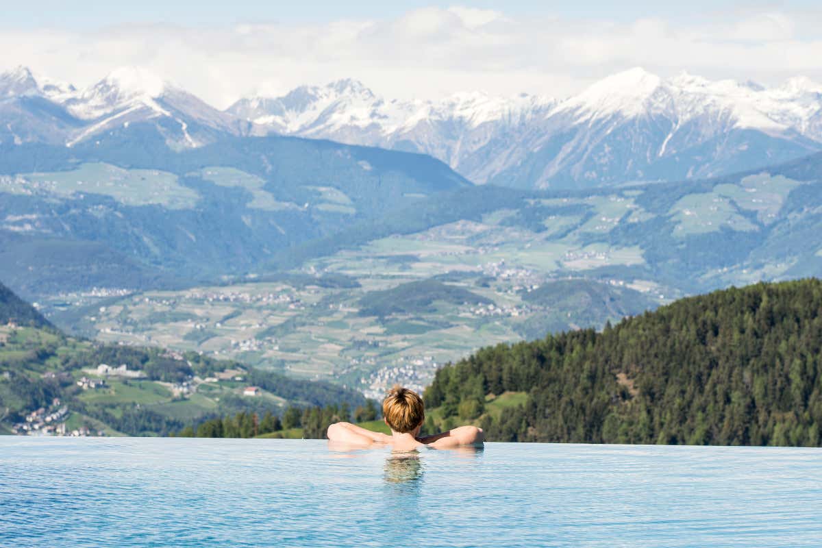 La piscina esterna dell'Hotel Gnollhof Primavera all’hotel Gnollhof per scoprire un’oasi di relax