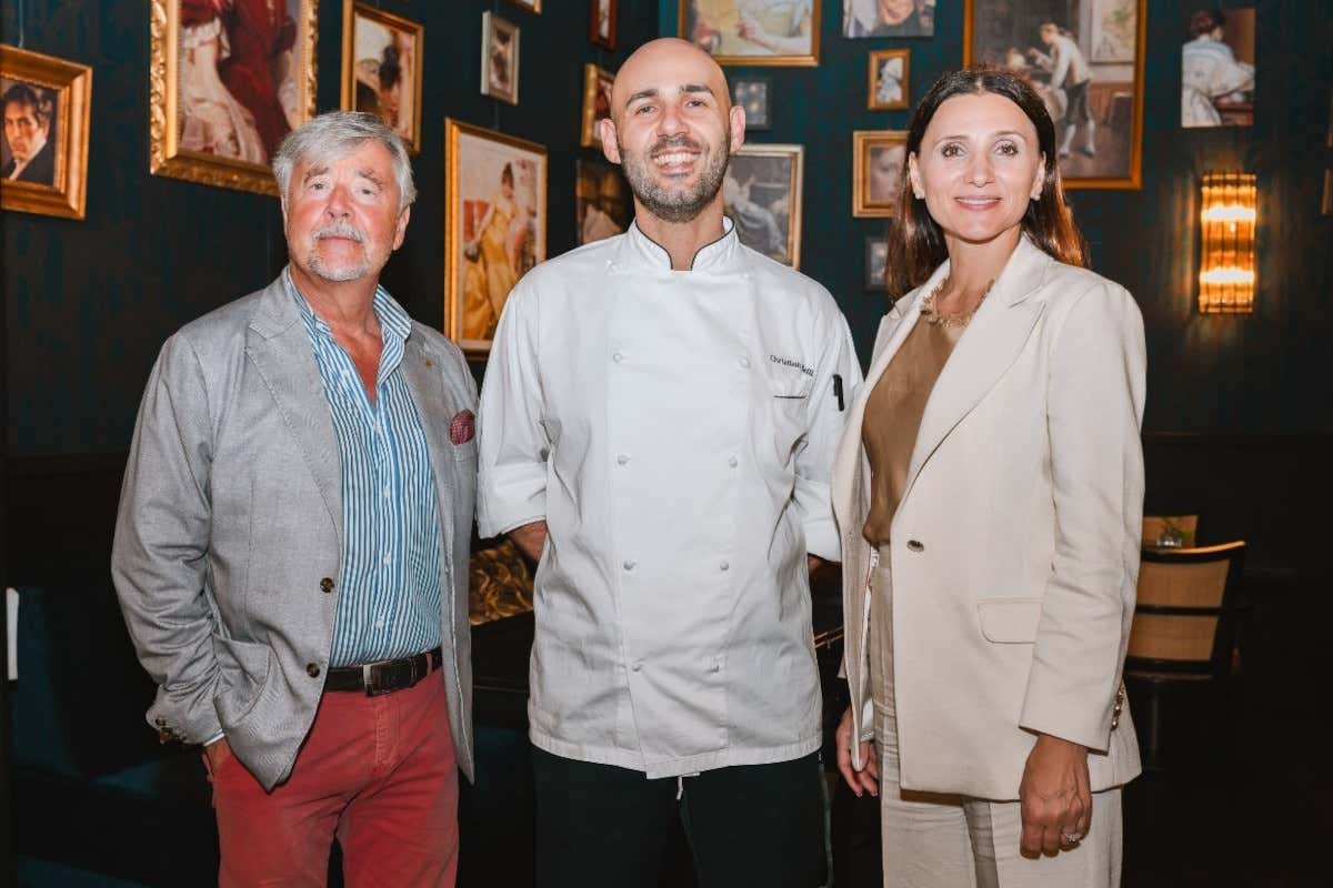 Vittorio Maria De Bonis, Christian Belli e Viorica Rusu, residente manager dell'hotel