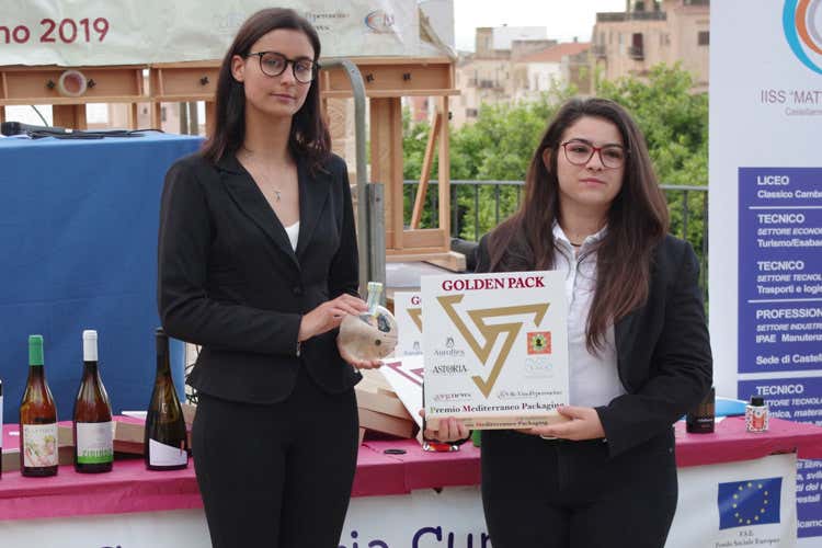La premiazione della categoria distillati (Golden Pack ha premiato i vestiti di oli, vini e spirits)