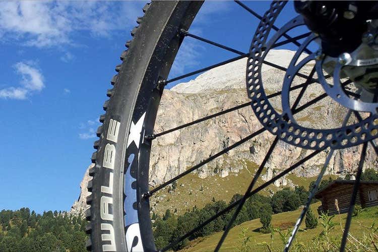 (Golf, cucina e cicloturismo Hotel Gardena pronto per l’estate) (Golf, cucina e cicloturismo Hotel Gardena pronto per l’estate)