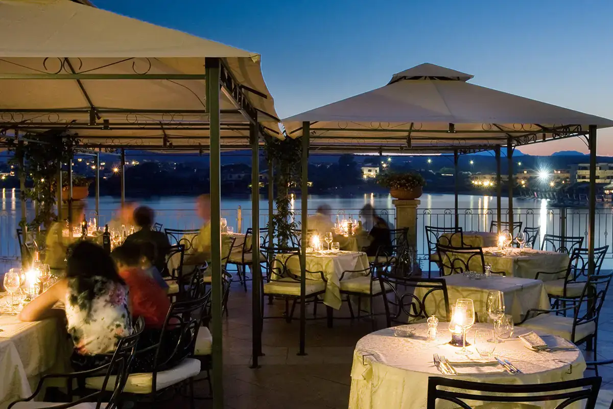 La terrazza del Blu Restaurant Sbarco intermodale a Golfo Aranci: tradizione e innovazione accolgono i turisti